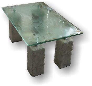 Glastisch mit verstellbaren Betonfen